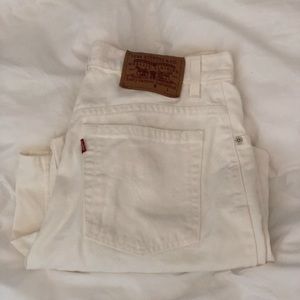 white levi’s dad shorts